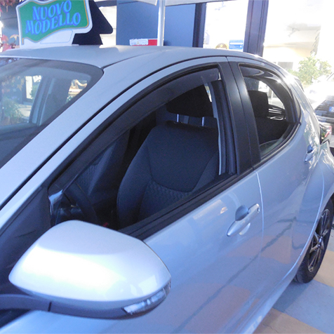 Wind deflectors for front and rear doors