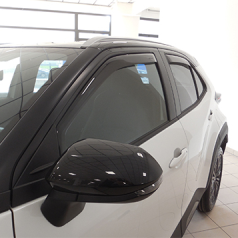 Wind deflectors for front and rear doors