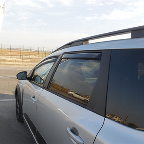 Wind deflectors for front and rear doors