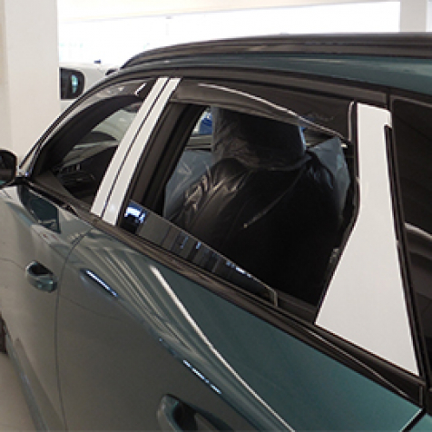 Wind deflectors for front and rear doors