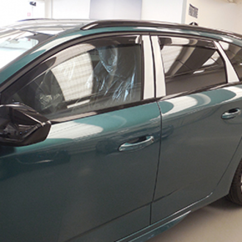 Wind deflectors for front and rear doors