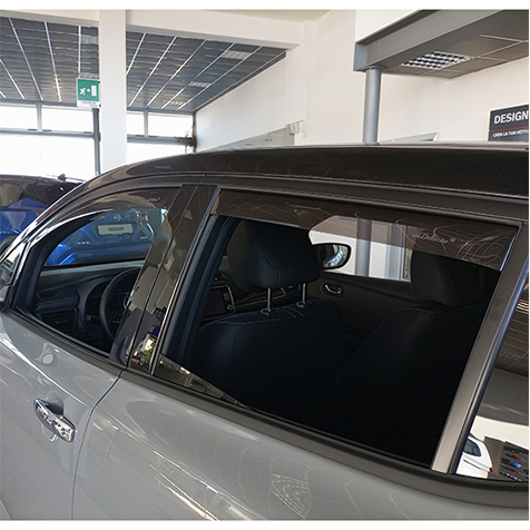 Wind deflectors for front and rear doors