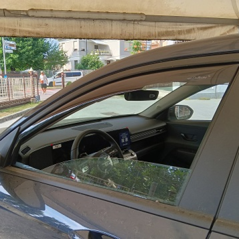 Wind deflectors for front doors standard fixing