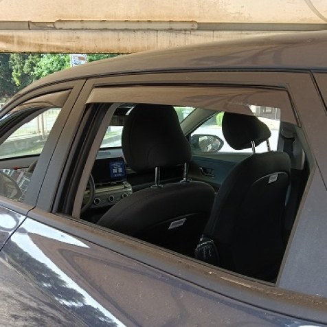 Wind deflectors for front and rear doors