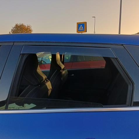 Wind deflectors for front and rear doors