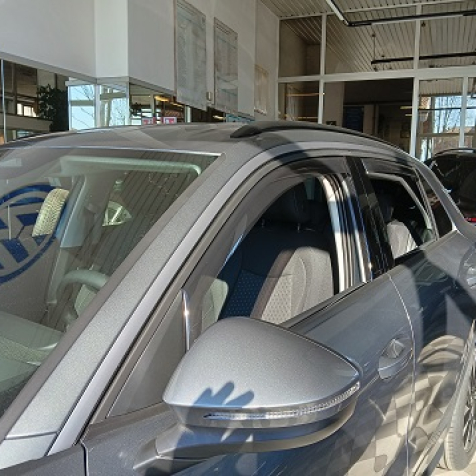 Wind deflectors for front and rear doors