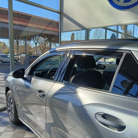 Wind deflectors for front and rear doors