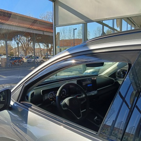Wind deflectors for front doors standard fixing