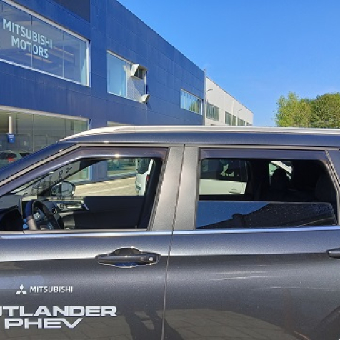 Wind deflectors for front and rear doors