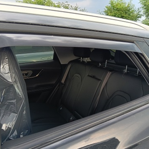 Wind deflectors for front and rear doors